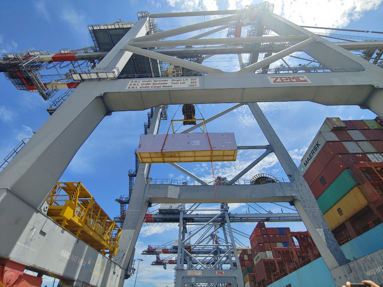 Cảng Quốc tế Cái Mép (CMIT) đã thực hiện xếp dỡ thành công cho 11 kiện hàng quá khổ quá tải và 11 kiện hàng siêu trường siêu trọng lên chuyến tàu Arnold Maersk đi Mỹ